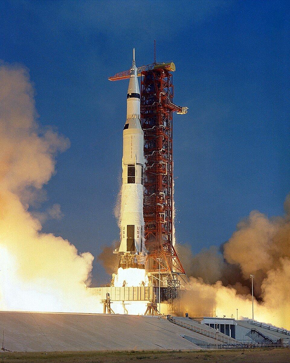 Astronotlar Neil A. ile Apollo 11 Satürn V roketinin fırlatılmasının görüntüsü
