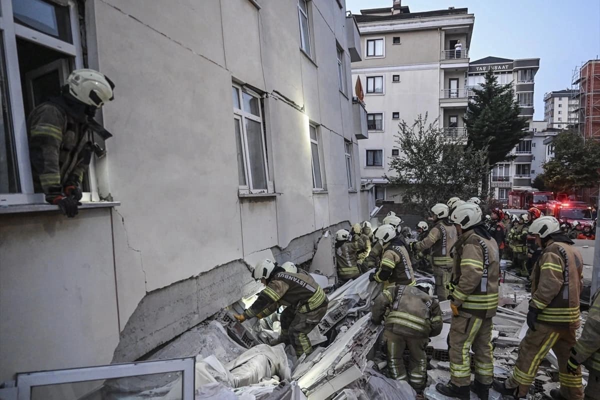 Maltepe'de 7 katlı binanın ilk 3 katı çöktü