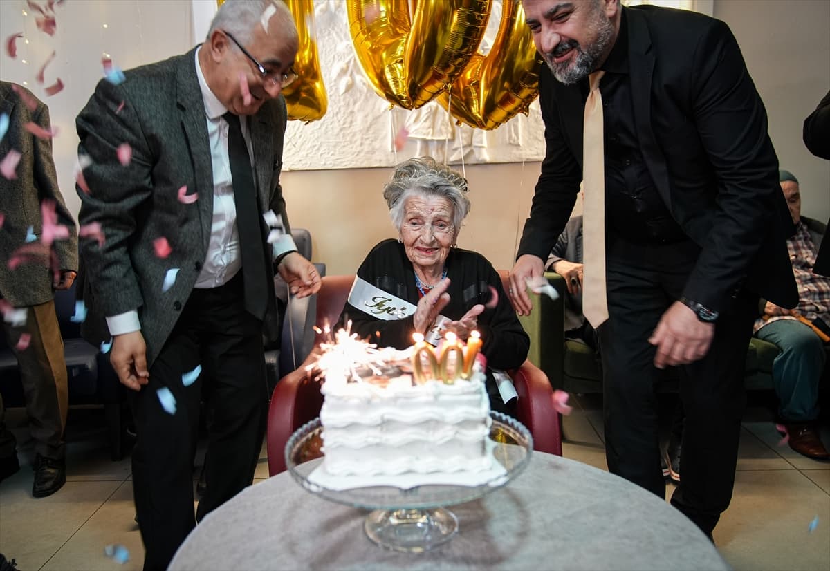 100 yıllık çınarın doğum günü dileği gerçek oldu: İzmir'de asırlık kutlama