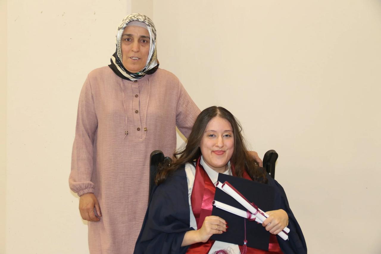 Yüzde 90 engelli Tuana azmiyle mezun oldu