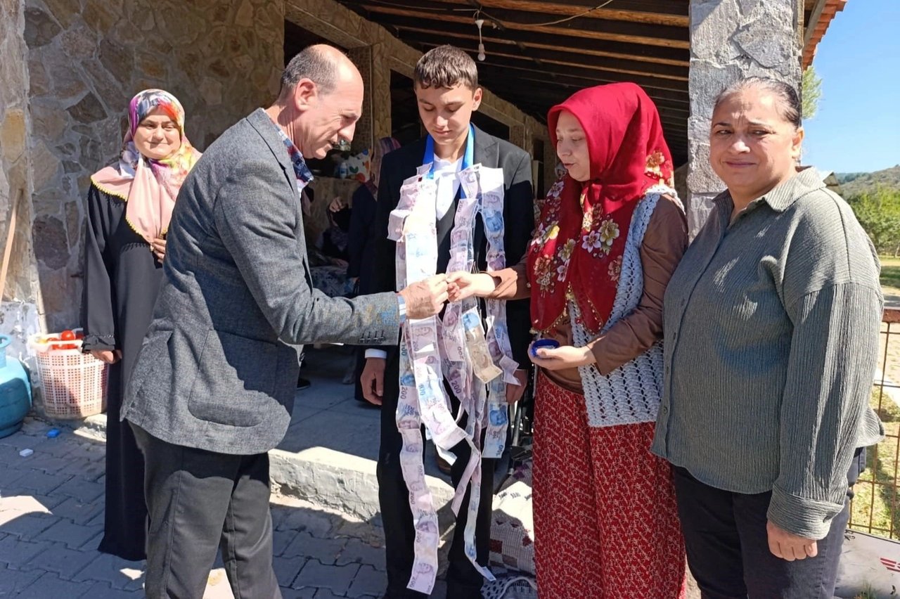 1 buçuk yılda hafızlığını tamamlayarak icazet belgesini aldı