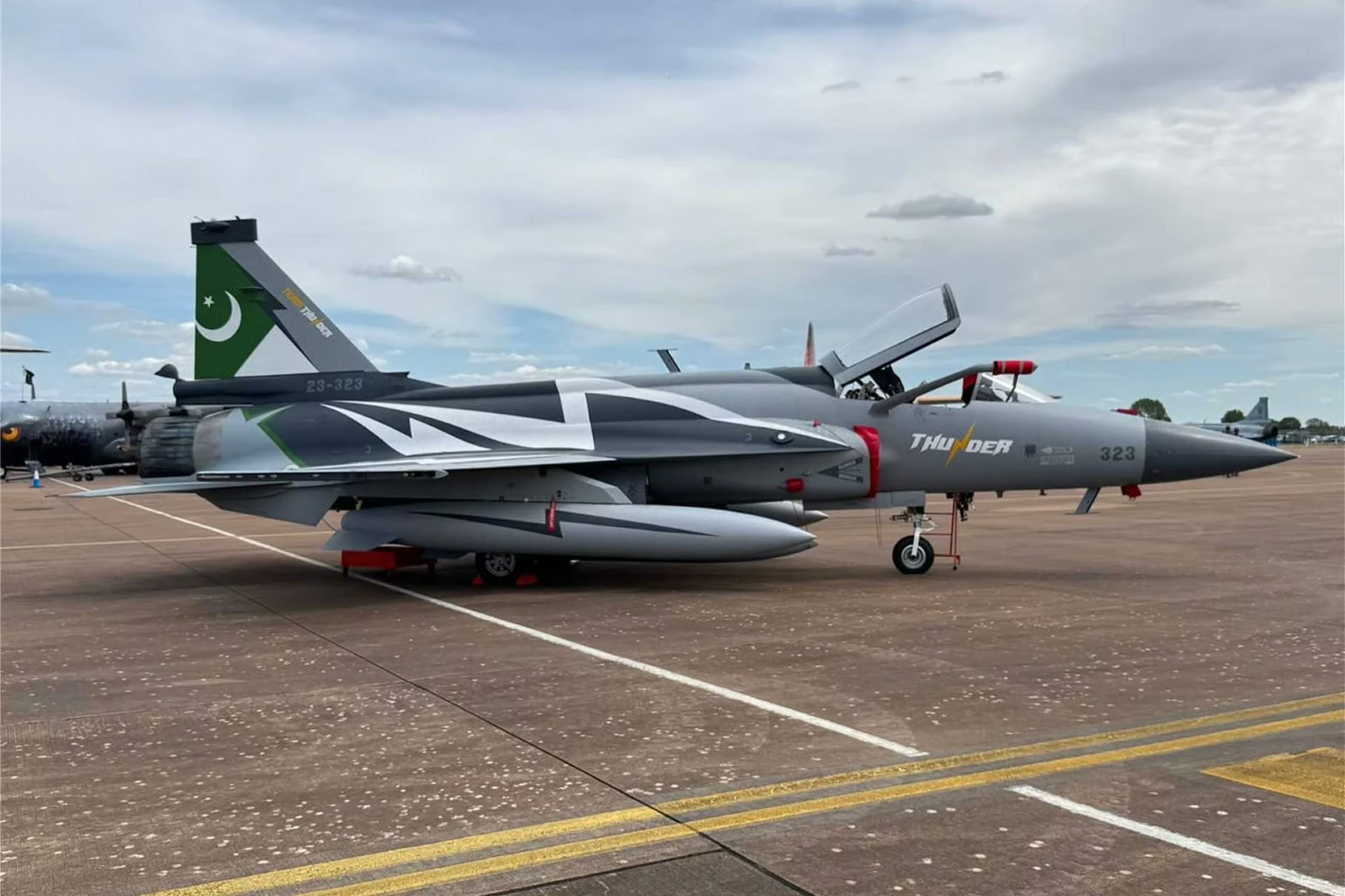 JF-17 Block-III Dubai Airshow’da büyük ilgi gördü: Dost ülke ile MOU imzalandı