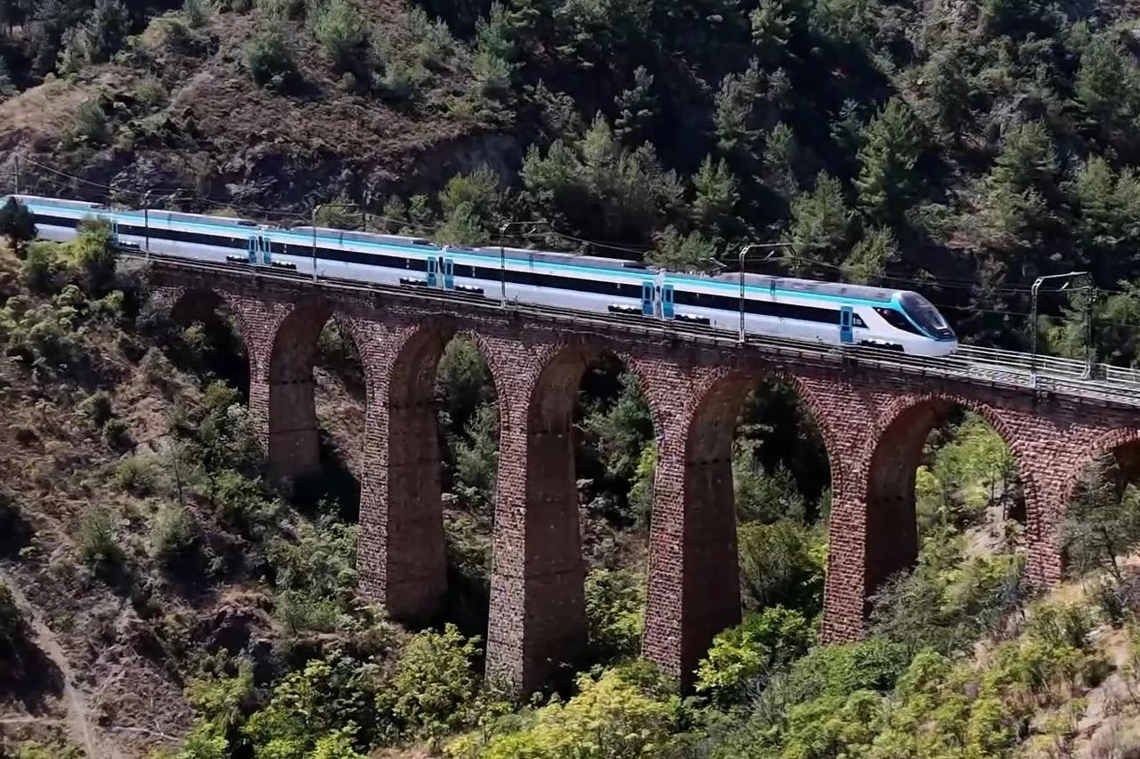 Milli hızlı tren test sürüşünde sınırları zorladı