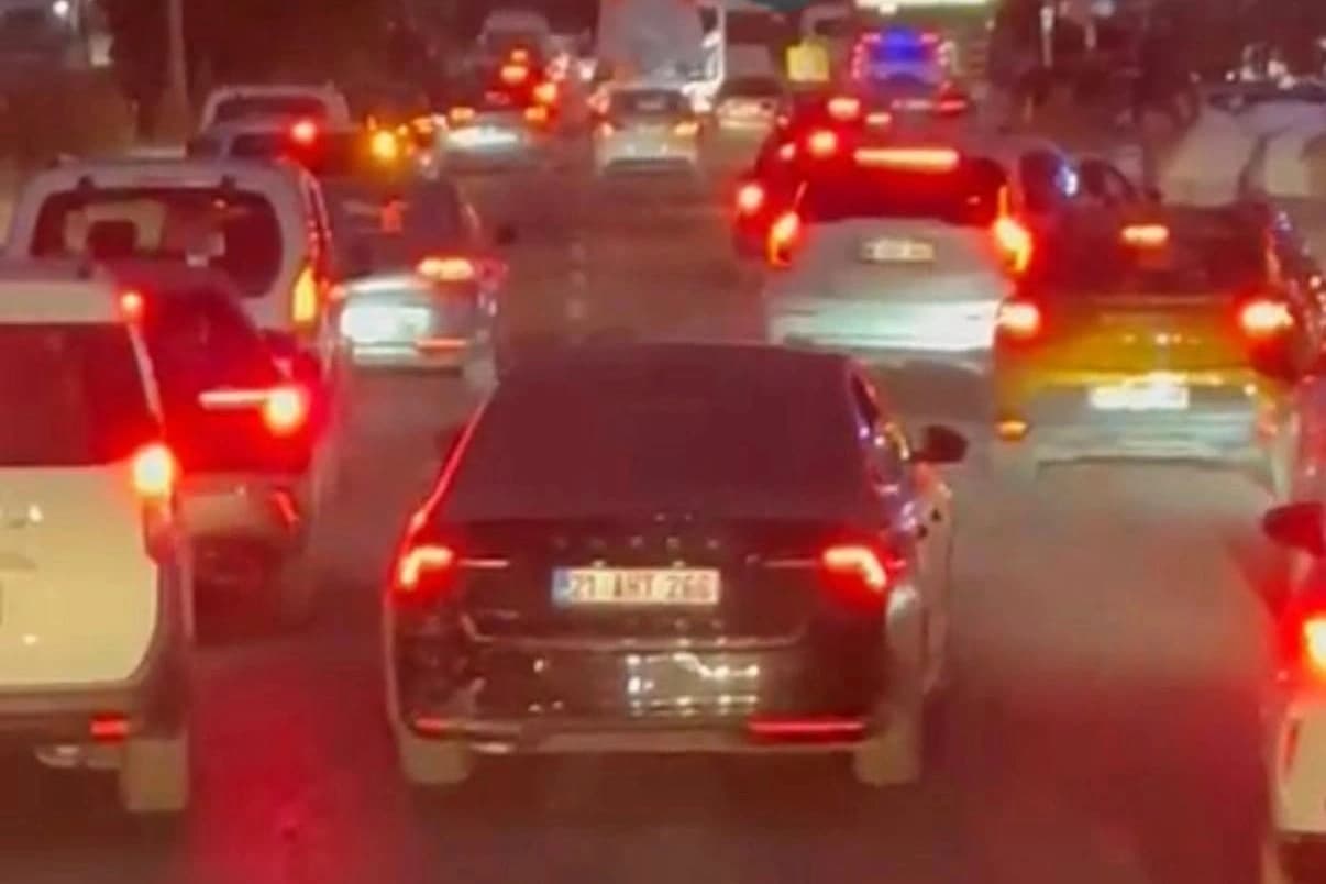 Diyarbakır'da sürücüler fermuar sistemine geçti bir sürücü anonslara rağmen itfaiyeye yol vermedi