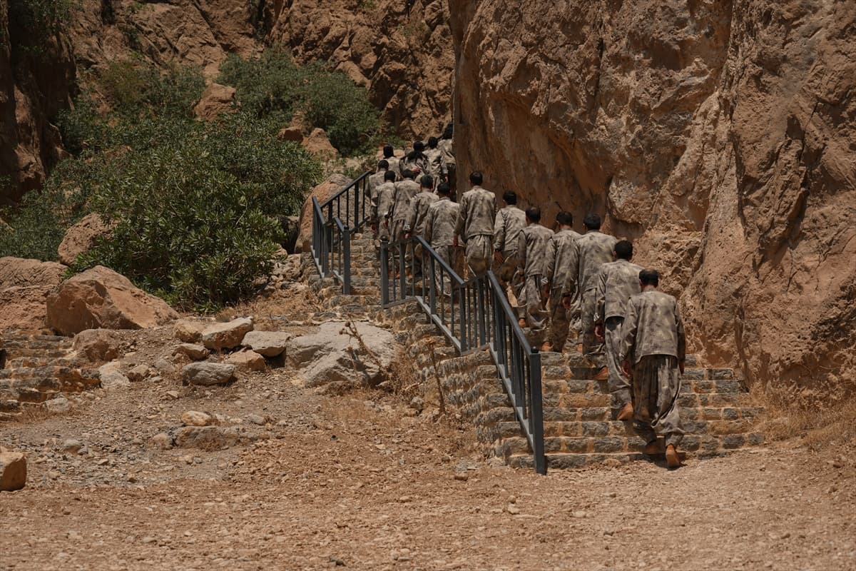 PKK'dan bir grup silahlarını imha etti