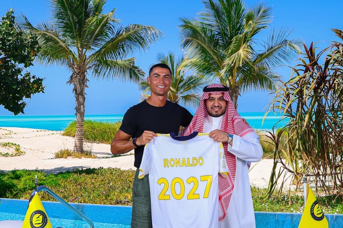 "Hikaye kaldığı yerden devam ediyor": 40 yaşındaki Cristiano Ronaldo, Al Nassr ile sözleşmesini uzattı