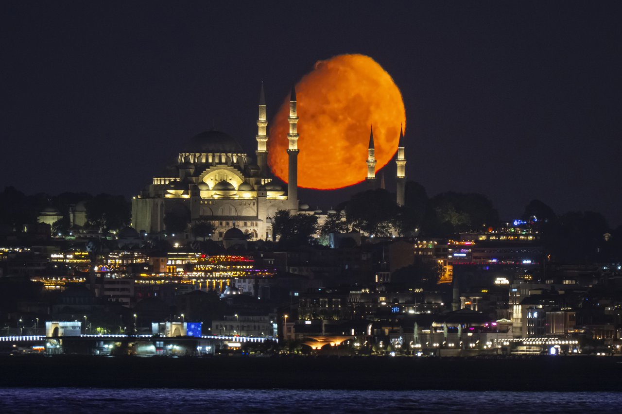 İstanbul'da farklı zamanlarda çekilmiş Ay fotoğrafları