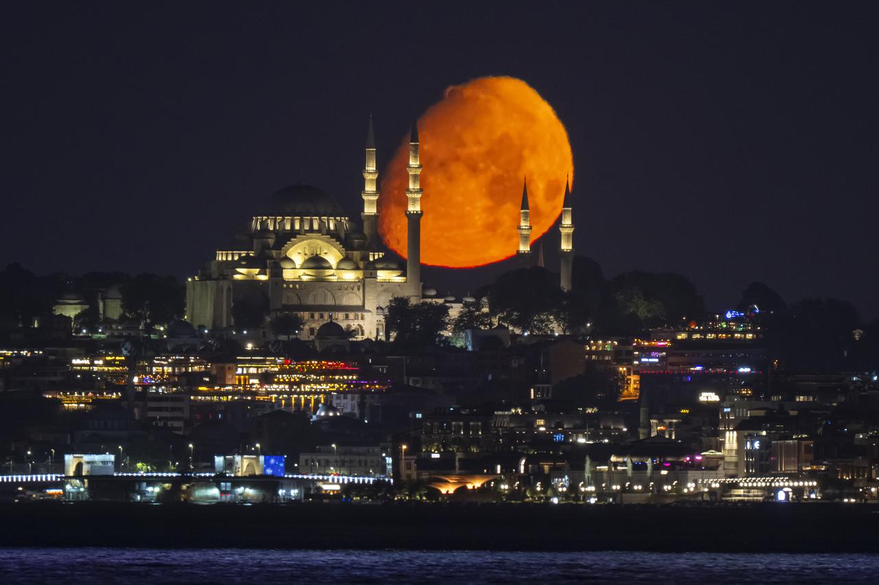 İstanbul'da farklı zamanlarda çekilmiş Ay fotoğrafları