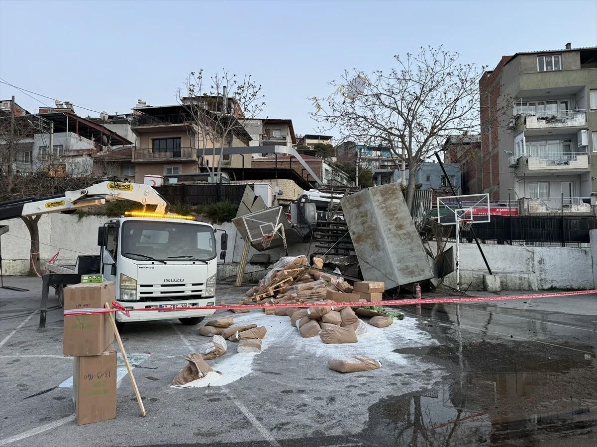Freni patlayan kamyon okul bahçesine devrildi