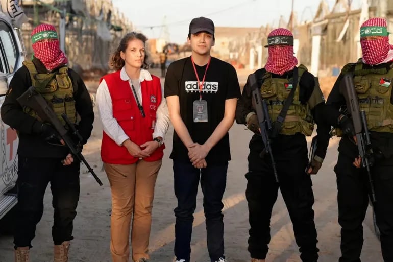 Esir Aidan Alexander, Gazze'de Uluslararası Kızılhaç Komitesi’ne teslim edilirken görüntülendi. (Al Jazeera)