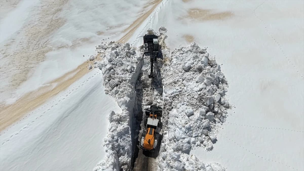 Muş'ta metrelerce kar arasında yol açma çalışması