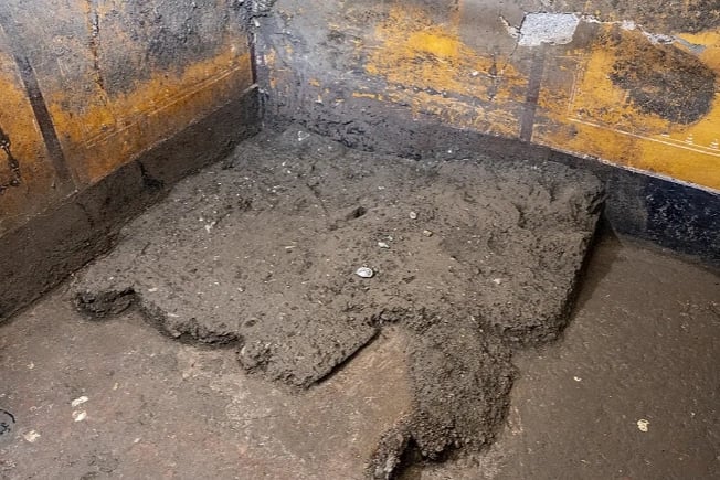 Pompeii’de 2 bin yıllık kadın dolabı bulundu: İçinden makyaj malzemeleri ve takılar çıktı
