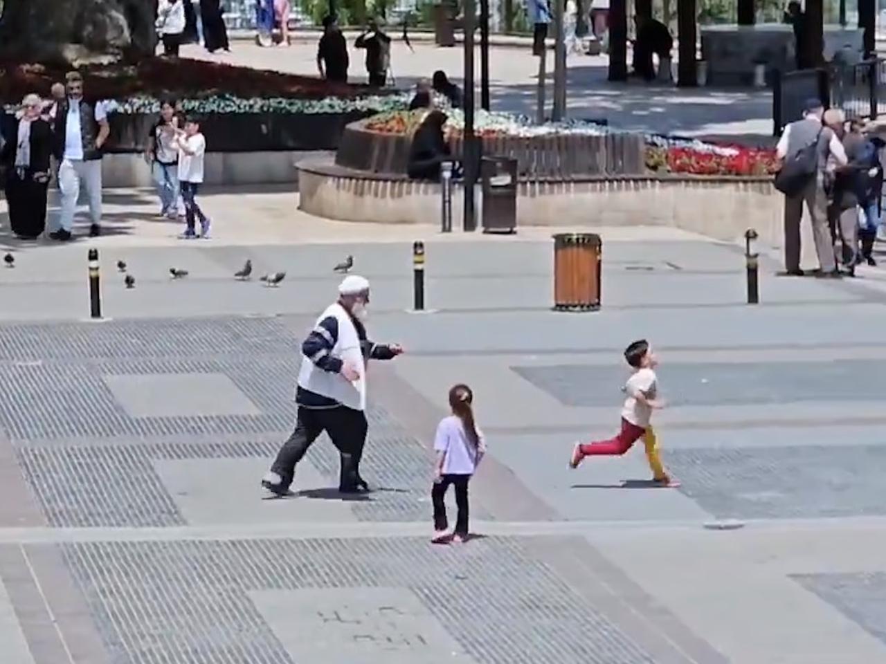 Torunlarıyla oynayan dedenin mutluluğu