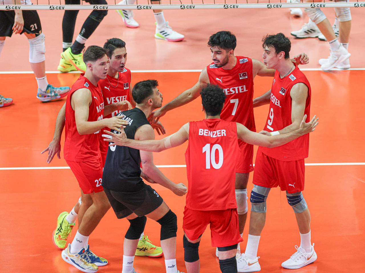 22 Yaş Altı Erkek Milli Voleybol Takımı'ndan net başlangıç