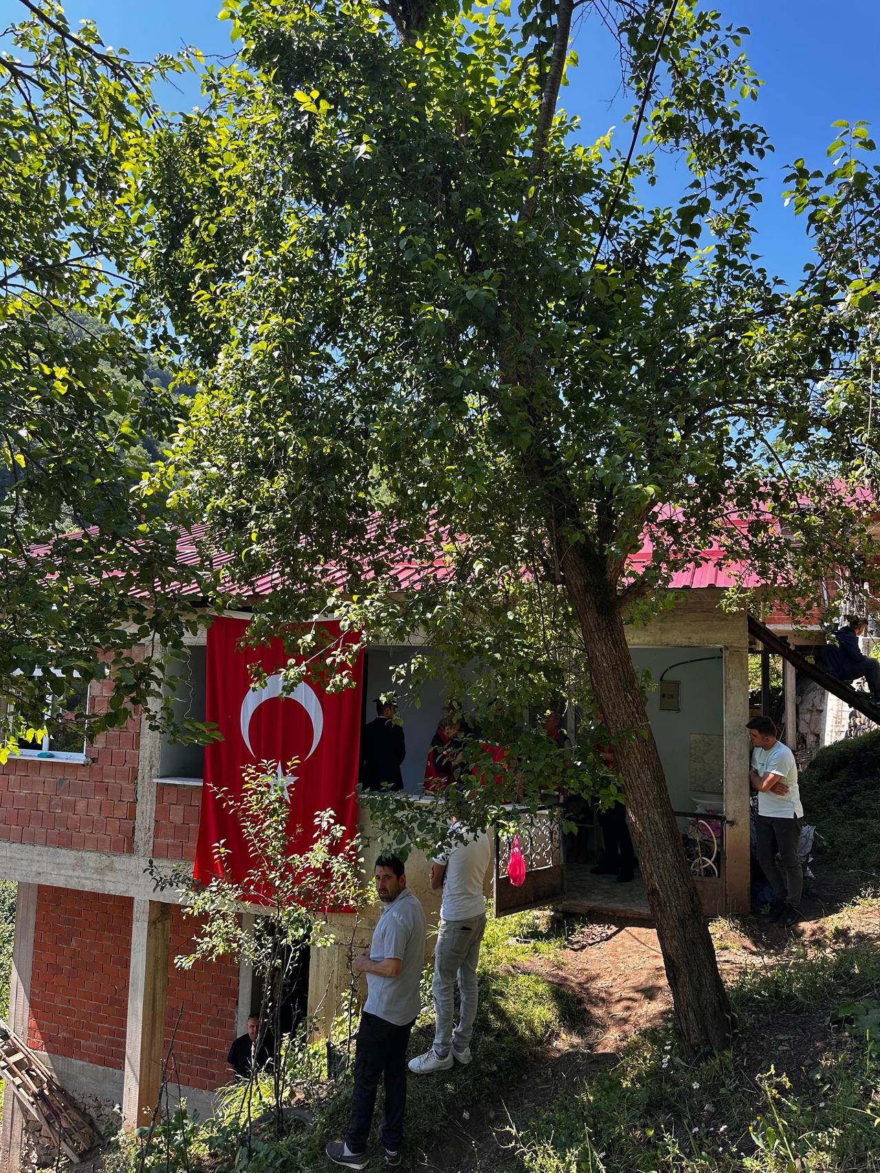 Şehitlerimizin baba evine Türk Bayrağı asıldı
