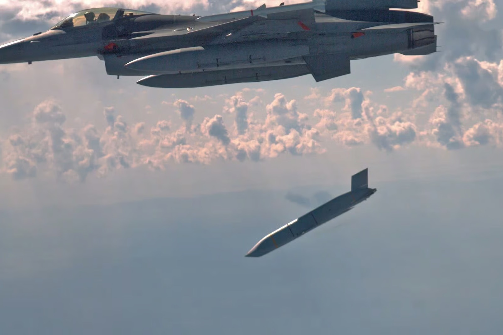 Trump Weighs JASSM Missile Deliveries to Ukraine        Chat
