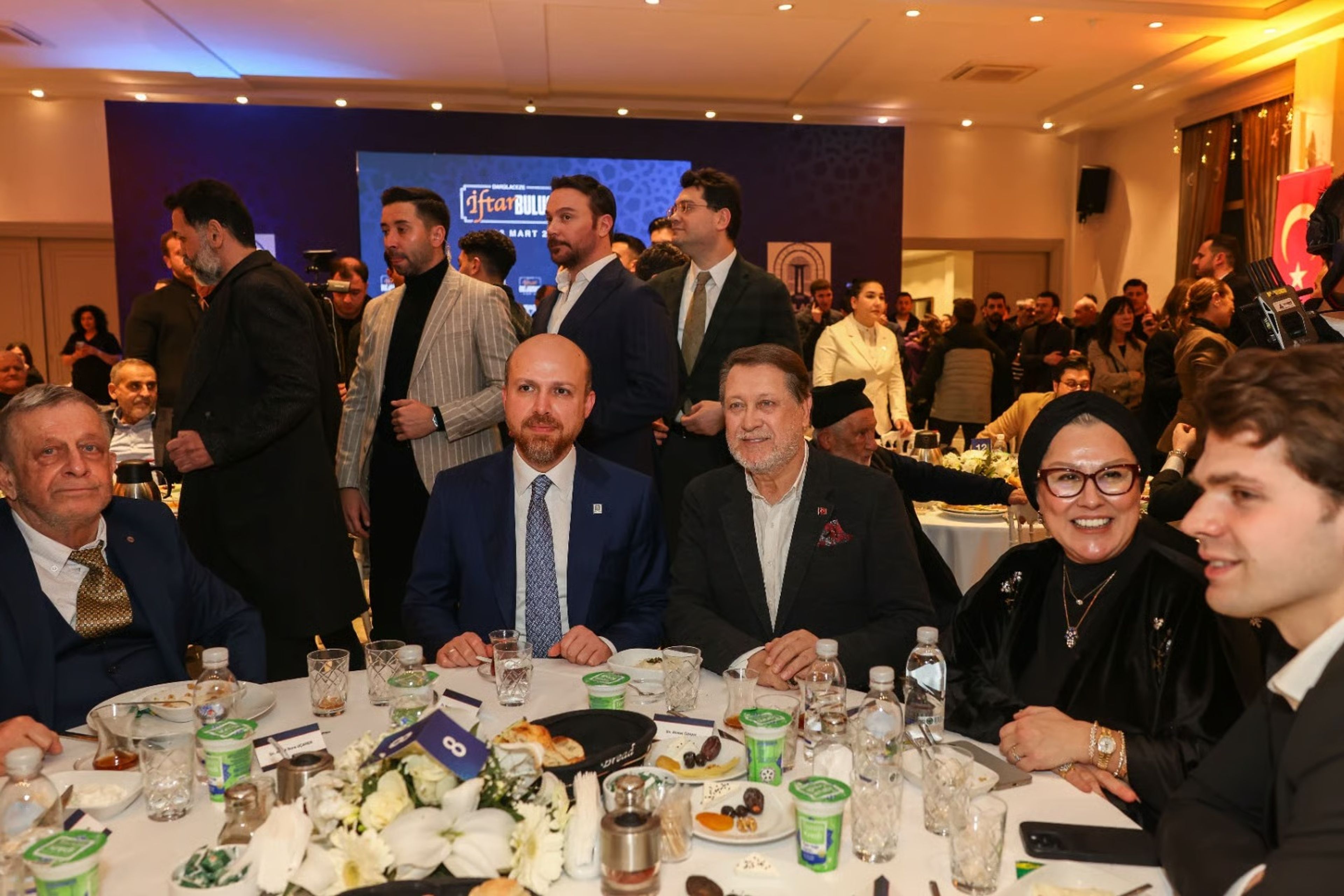 Darülaceze'de vefa iftarı: Ünlü isimler ve siyasetçiler bir araya geldi