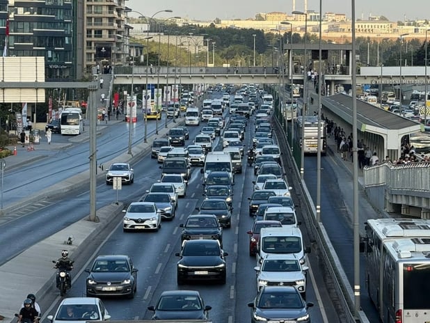 Okullarda uyum haftasının başlamasıyla İstanbul'da trafik yoğunluğu oluştu