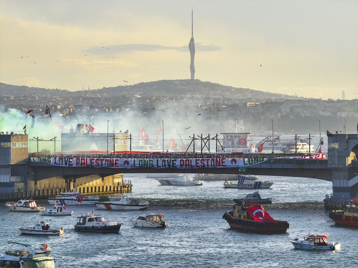 Galata Kulesi’nden tarihi kareler: İstanbul kırmızı-beyaza büründü