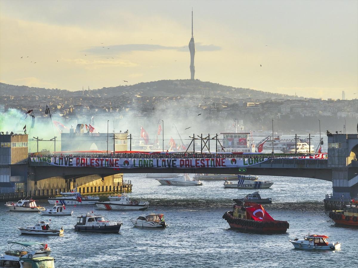 Galata Kulesi’nden tarihi kareler: İstanbul kırmızı-beyaza büründü