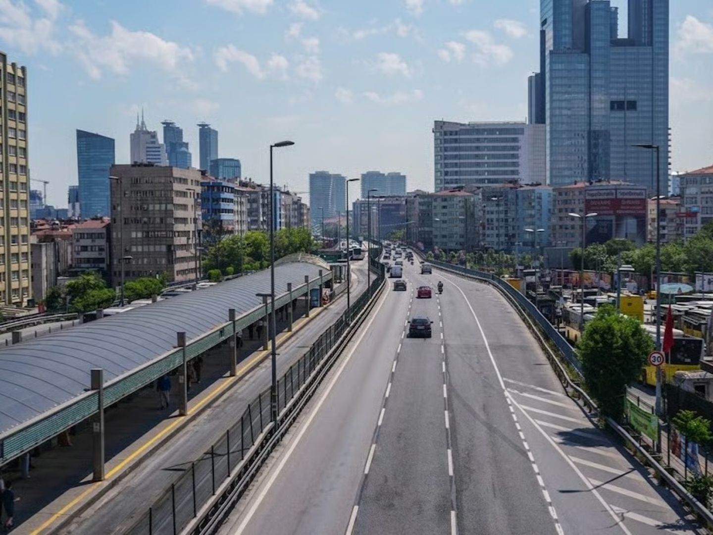 İstanbul trafiği nefes aldı! Yollar bomboş kaldı
