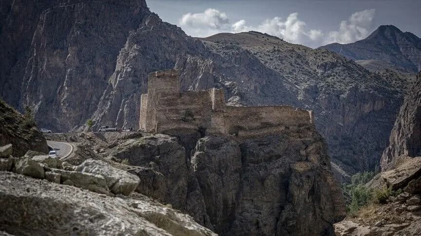 Doğa tutkunlarının ilgi gösterdiği sarp kayalıklardaki kaleye ulaşım artık daha kolay