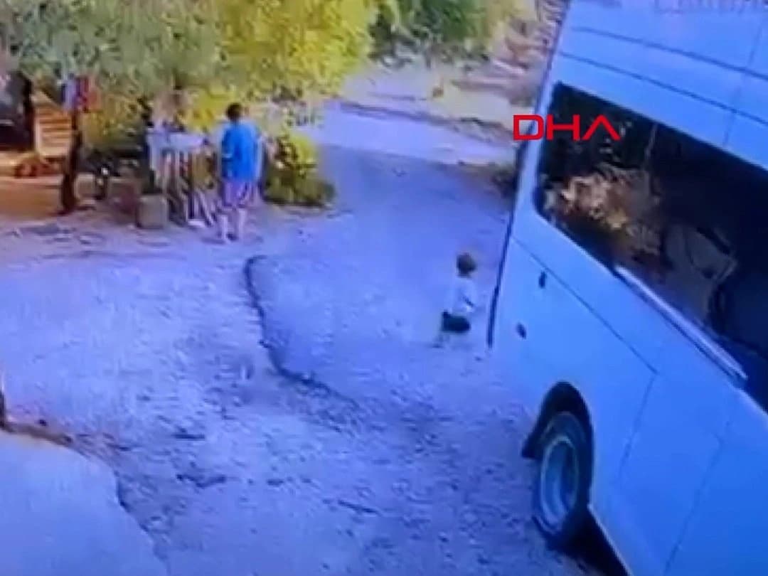 Geri manevra yaparken oğlunu ezdi