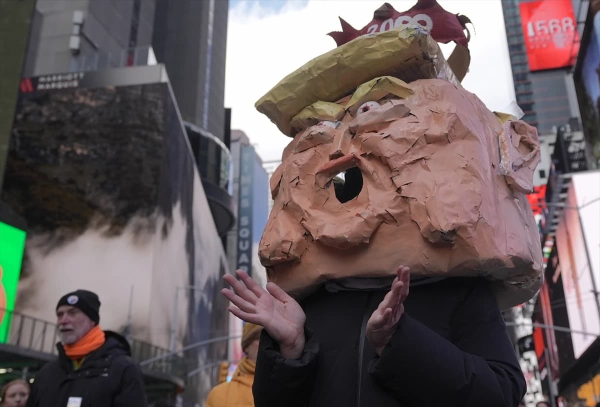 Milyonlarca ABD'li Trump'a "Kral değilsin" demek için sokağa çıktı