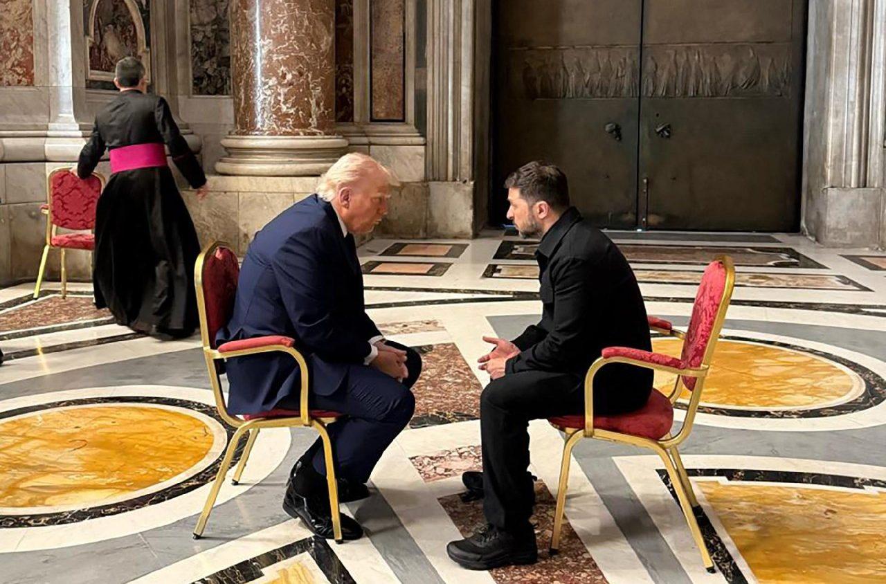 Volodimir Zelenskiy ile Donald Trump Vatikan'da - Reuters