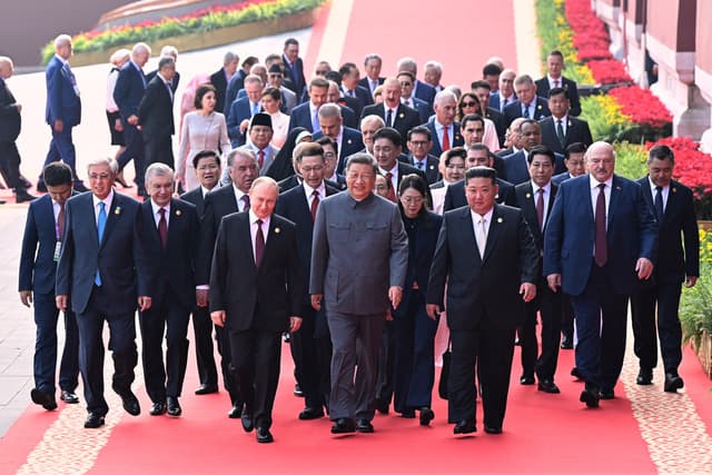 Rusya Devlet Başkanı Vladimir Putin ve Kuzey Kore lideri Kim Jong Un, Çin'deki askeri geçit törenine katıldı. (AA)