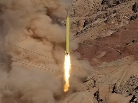 İran, geliştirilmiş Emad ve Qadr balistik füzelerini yer altı tünellerinde tanıttı