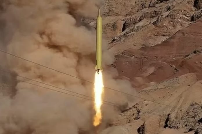 İran, geliştirilmiş Emad ve Qadr balistik füzelerini yer altı tünellerinde tanıttı