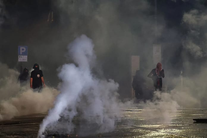 İtalya polisi İsrail-İtalya maçına yürüyen göstericilere müdahale etti