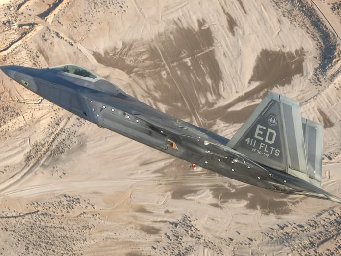 F-22 pilotları ABD'nin yeni insansız savaş uçaklarını uzaktan yönetecek