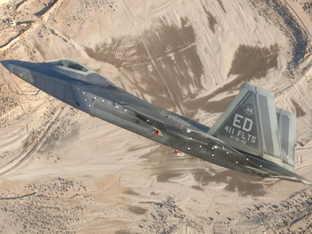 F-22 pilotları ABD'nin yeni insansız savaş uçaklarını uzaktan yönetecek