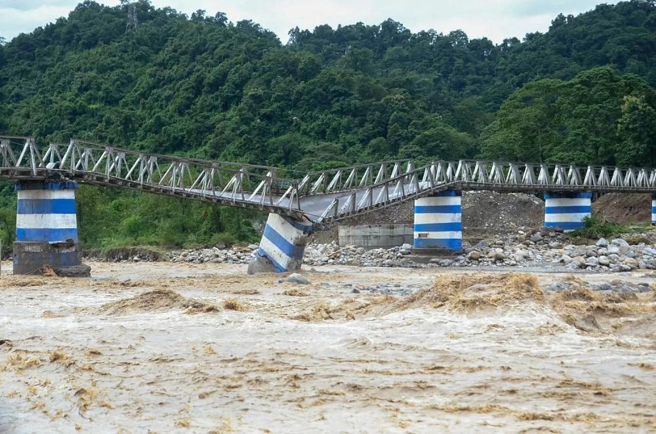 Hindistan'da Dudhia Köprüsü sel sonucu yıkıldı - Reuters