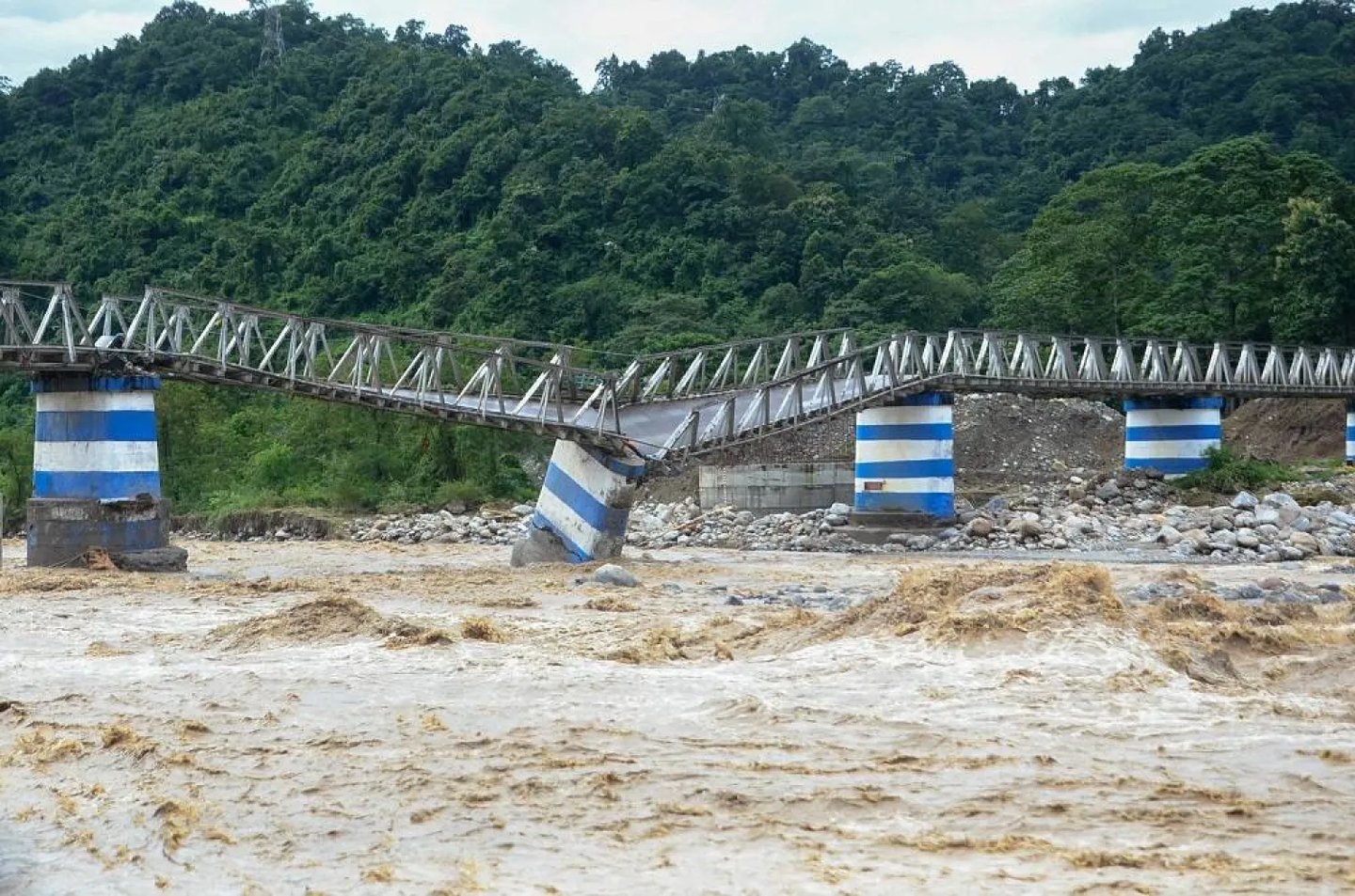 Hindistan'da Dudhia Köprüsü sel sonucu yıkıldı - Reuters