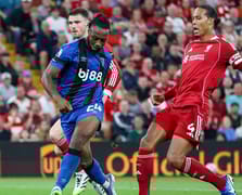 Premier Lig'in yeni sezonu skandalla başladı: Tribünden gelen ırkçı söylemlerin ardından taraftar gözaltına alındı ve cezalandırıldı