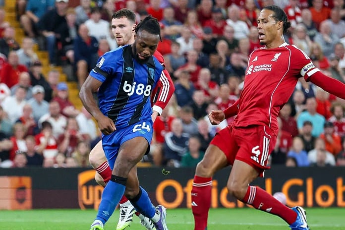 Premier Lig'in yeni sezonu skandalla başladı: Tribünden gelen ırkçı söylemlerin ardından taraftar gözaltına alındı ve cezalandırıldı