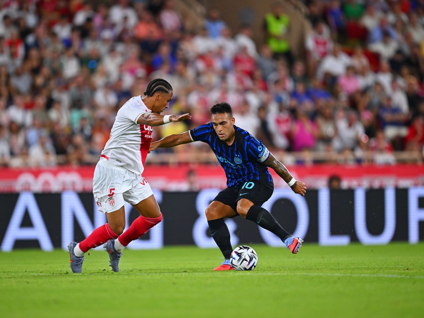 Monaco erken öne geçti, Hakan Çalhanoğlu kırmızı kart gördü: Inter 10 kişiyle kazandı