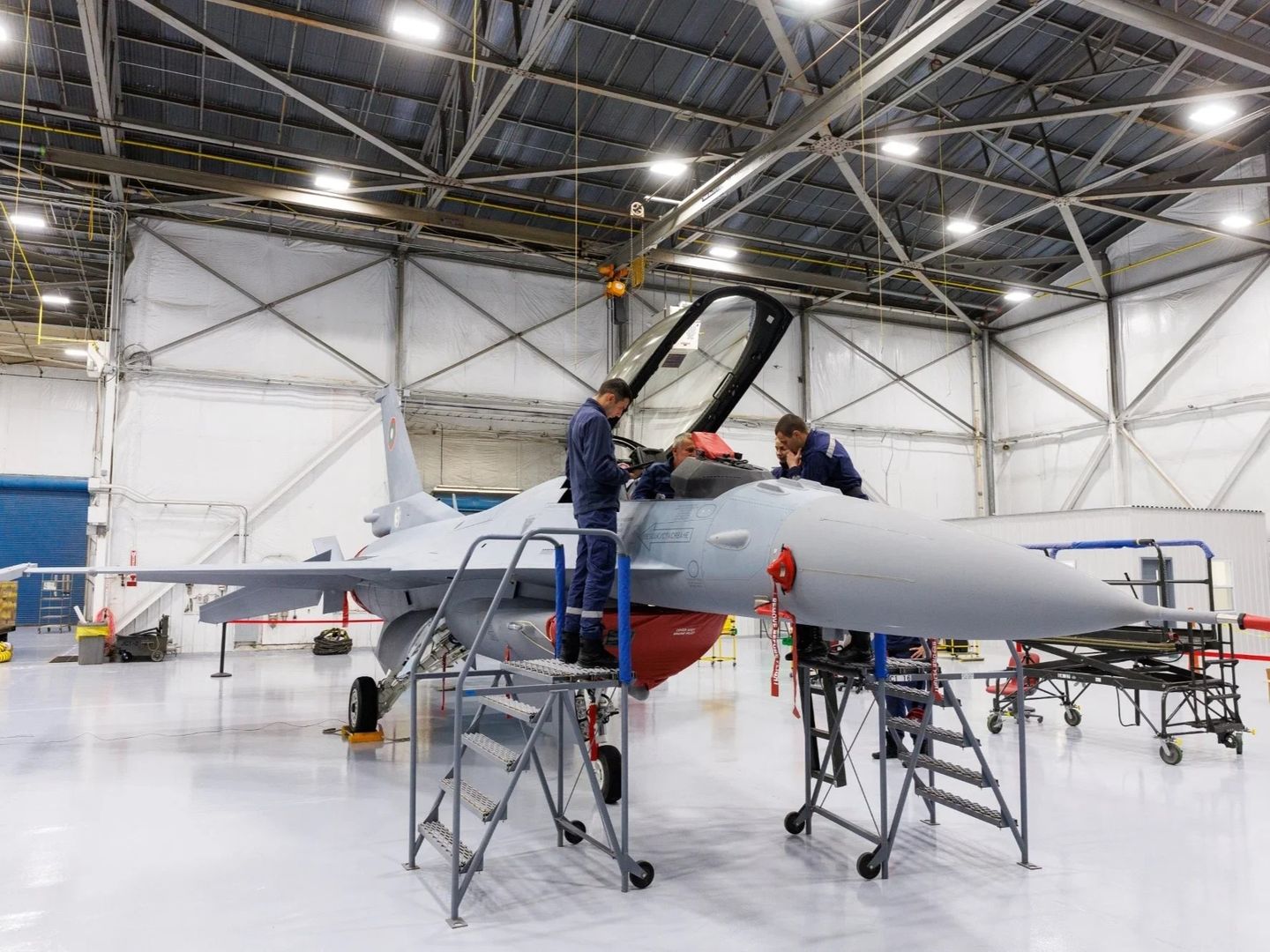 Bulgaristan’ın nisan başında teslim aldığı iki F-16, teknik sorunlar yüzünden hangarda bekliyor
