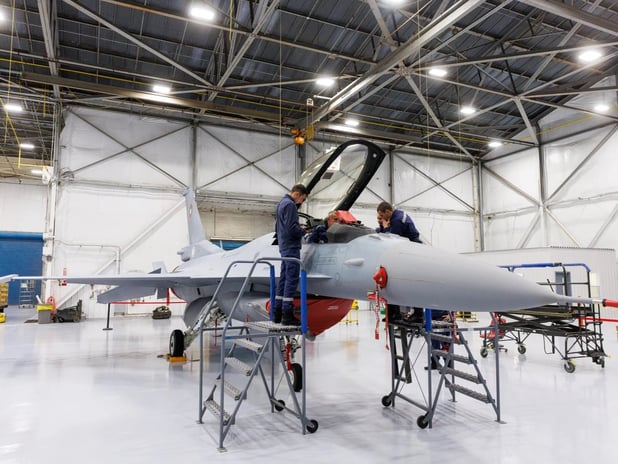 Bulgaristan’ın nisan başında teslim aldığı iki F-16, teknik sorunlar yüzünden hangarda bekliyor