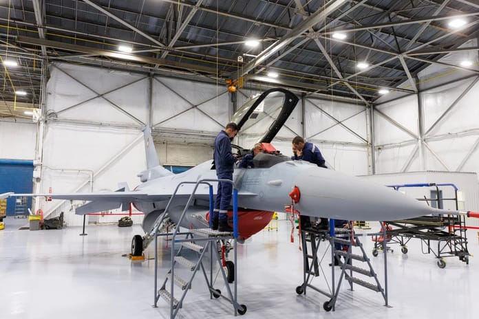 Bulgaristan’ın nisan başında teslim aldığı iki F-16, teknik sorunlar yüzünden hangarda bekliyor