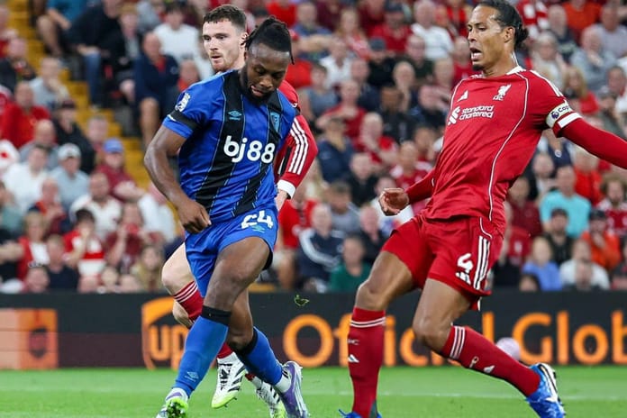 Premier Lig'in yeni sezonu skandalla başladı: Tribünden gelen ırkçı söylemlerin ardından taraftar gözaltına alındı ve cezalandırıldı