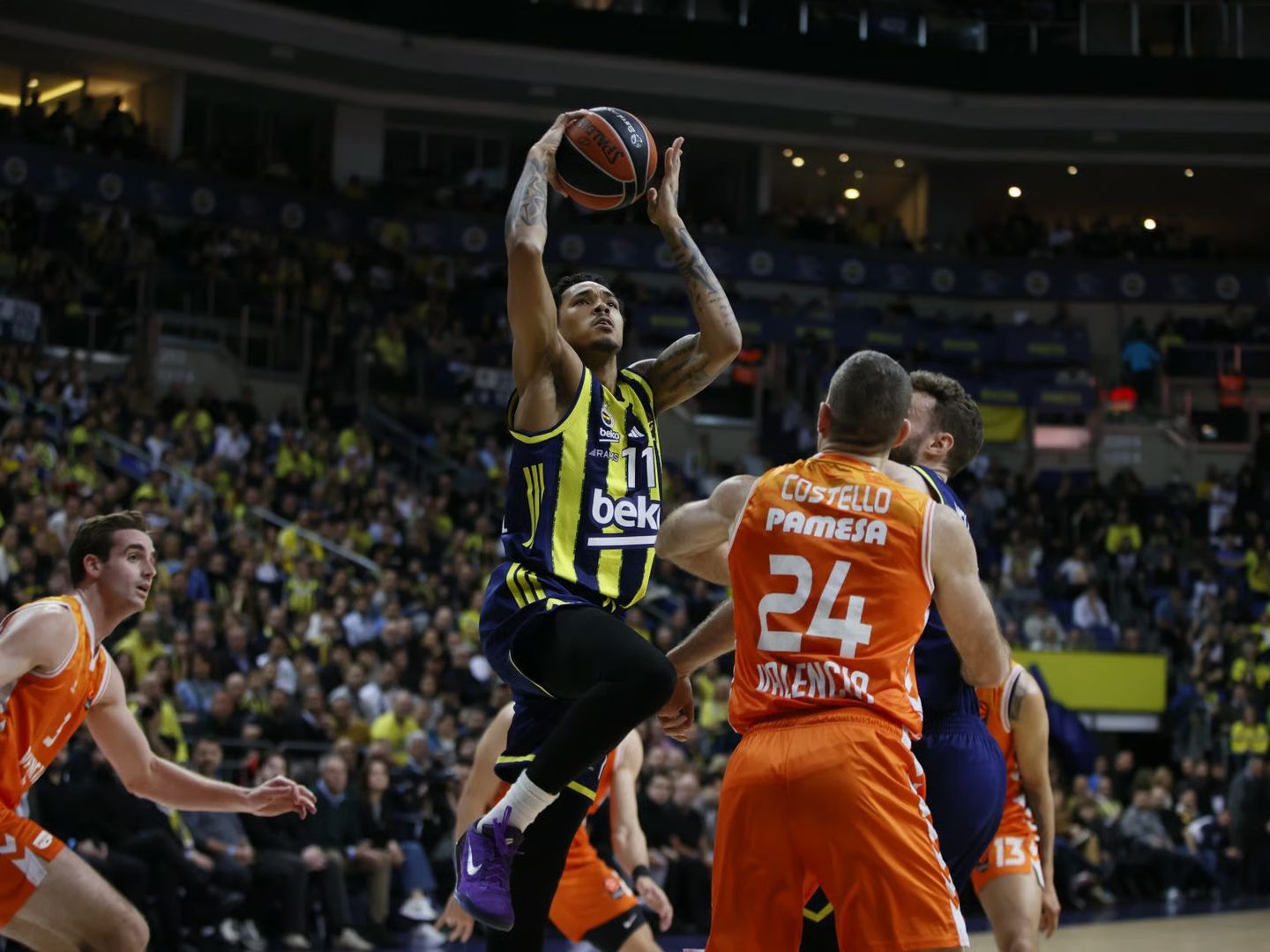 Basketbolda Avrupa mesaisi: Fenerbahçe play-off yolunda gülerken Anadolu Efes play-in şansını zora soktu