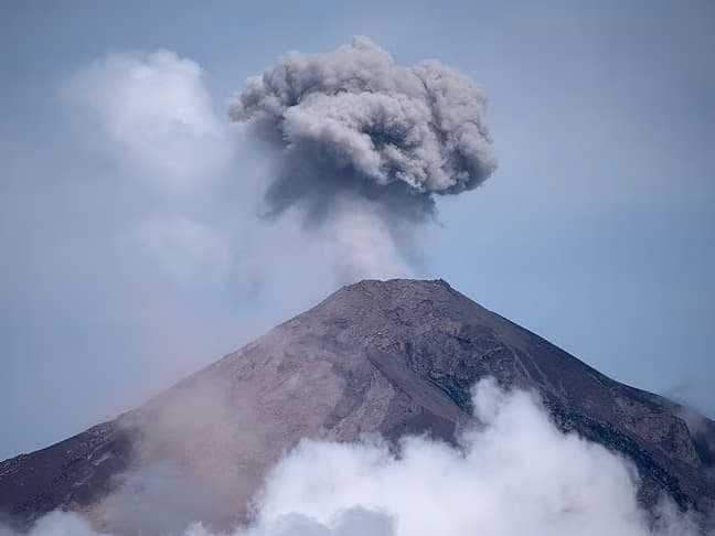 Guatemala’da yanardağ paniği