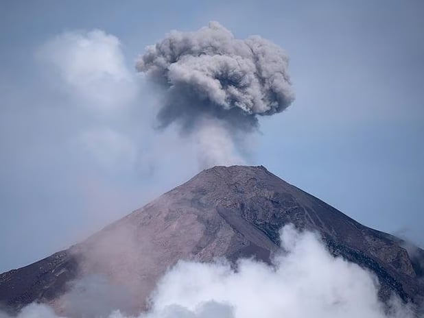 Fuego yanardağı yeniden patladı: Yüzlerce kişi tahliye edildi