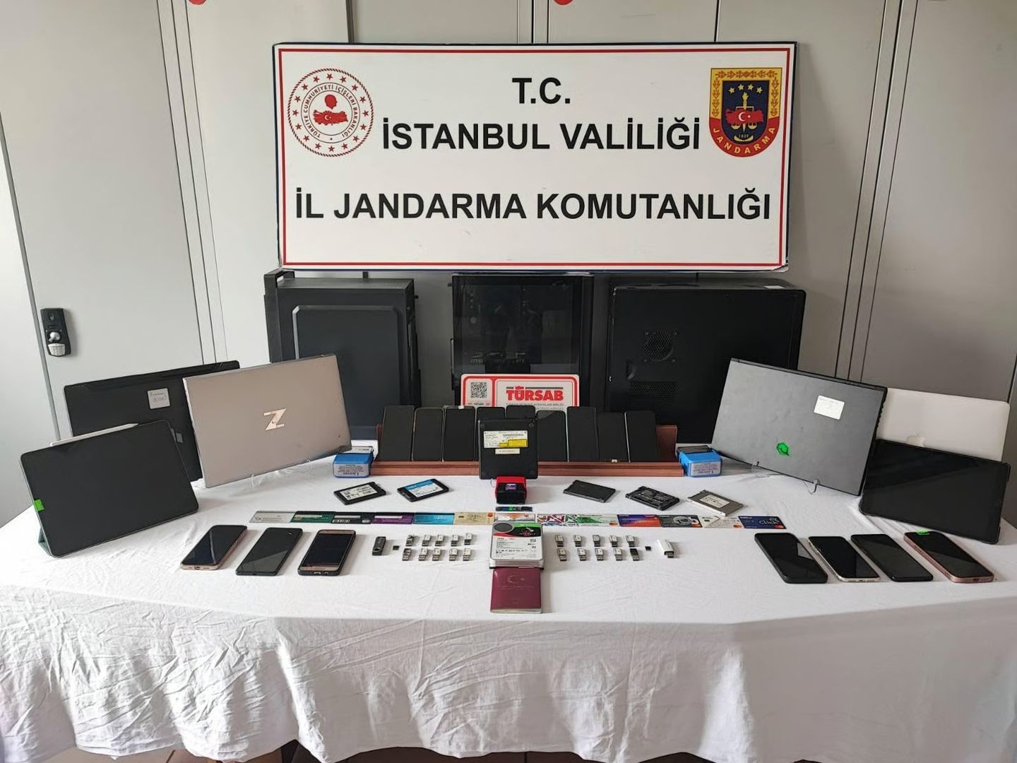 MİT'ten siber suç örgütüne operasyon: PTT ve HGS adını kullanan 10 dolandırıcı tutuklandı