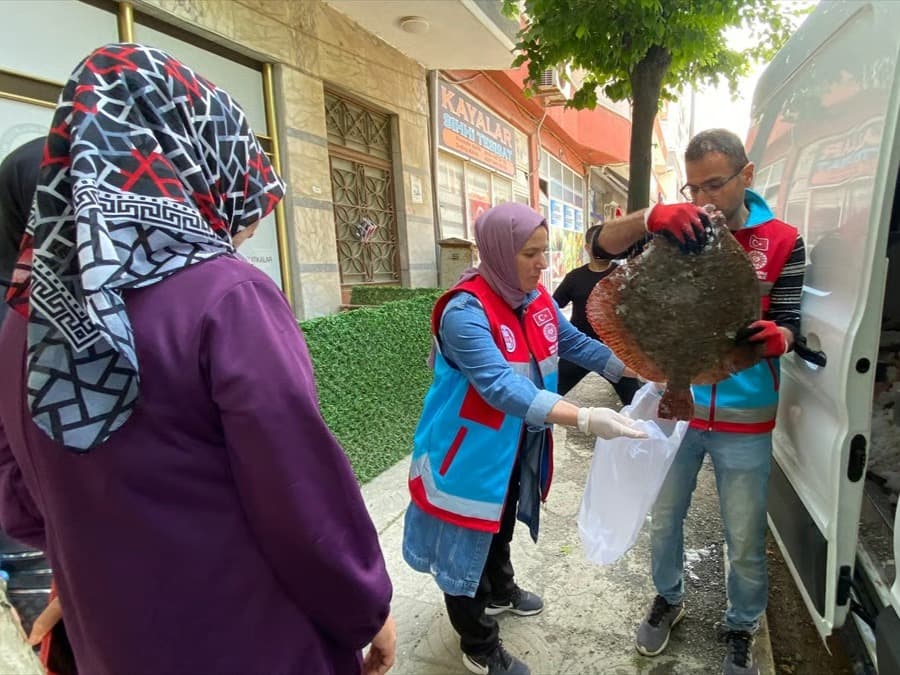 Kaçak avlanan yüzlerce kalkan balığı vatandaşlara dağıtıldı