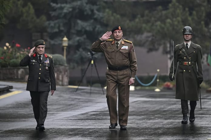 Libya Genelkurmay Başkanı'nı taşıyan uçak düştü